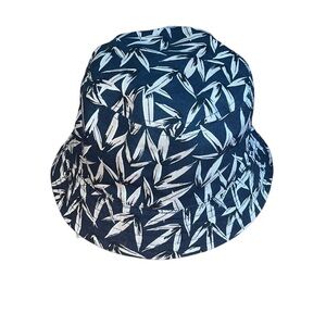H&M women’s navy blue and tan bucket hat Size 58